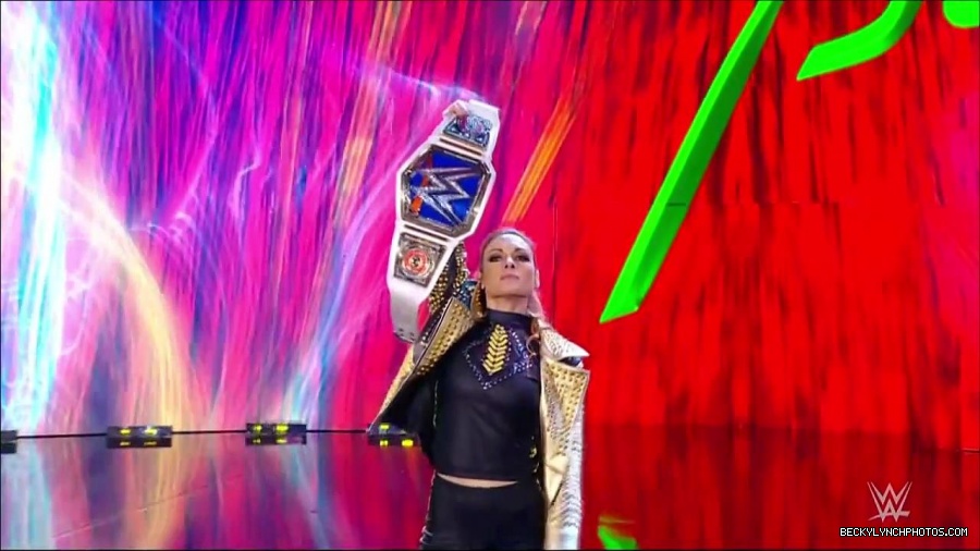WWE_Friday_Night_SmackDown_2021_10_22_720p_HDTV_x264-Star_mkv_004637872.jpg