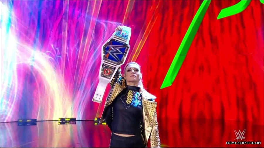 WWE_Friday_Night_SmackDown_2021_10_22_720p_HDTV_x264-Star_mkv_004638272.jpg