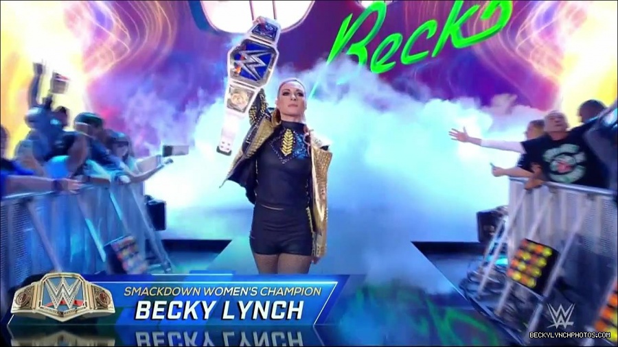 WWE_Friday_Night_SmackDown_2021_10_22_720p_HDTV_x264-Star_mkv_004644278.jpg