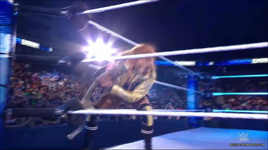 WWE_Friday_Night_SmackDown_2021_10_22_720p_HDTV_x264-Star_mkv_004663497.jpg