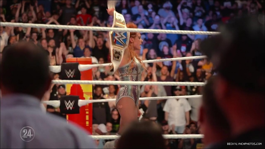 Becky_Lynch_-_The_Man_mp4_001250366.jpg