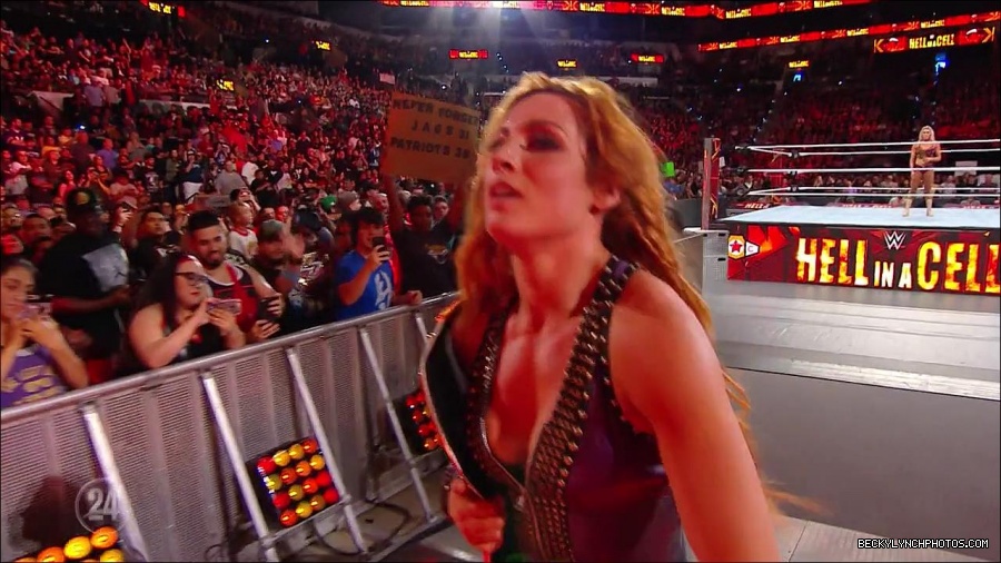 Becky_Lynch_-_The_Man_mp4_001341566.jpg