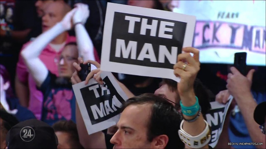 Becky_Lynch_-_The_Man_mp4_001447433.jpg
