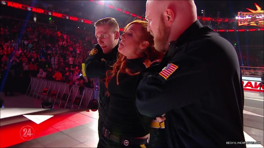 Becky_Lynch_-_The_Man_mp4_002608100.jpg