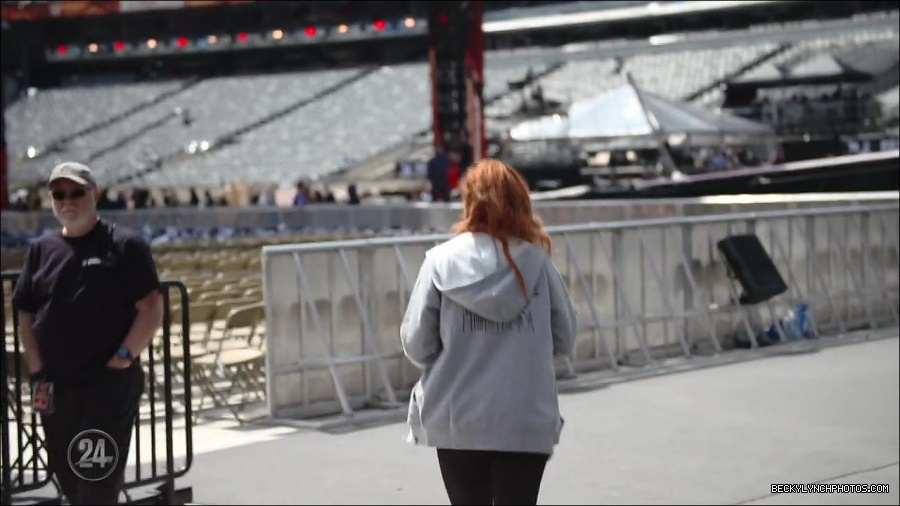 Becky_Lynch_-_The_Man_mp4_002805600.jpg