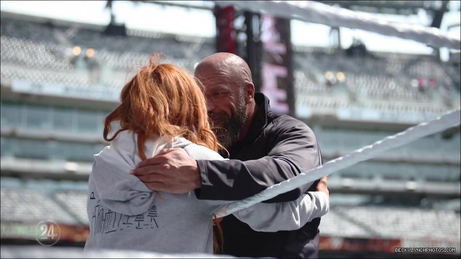 Becky_Lynch_-_The_Man_mp4_002860400.jpg