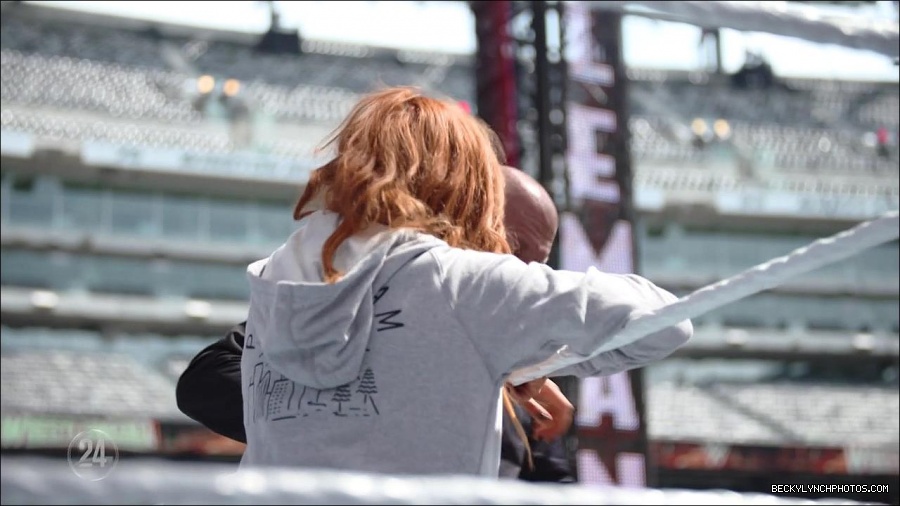 Becky_Lynch_-_The_Man_mp4_002862800.jpg