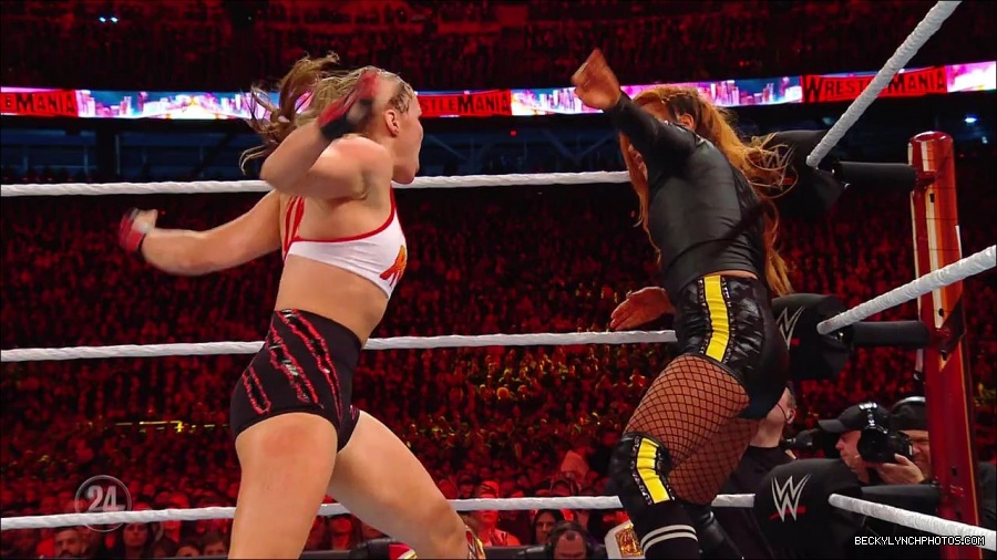 Becky_Lynch_-_The_Man_mp4_003148233.jpg