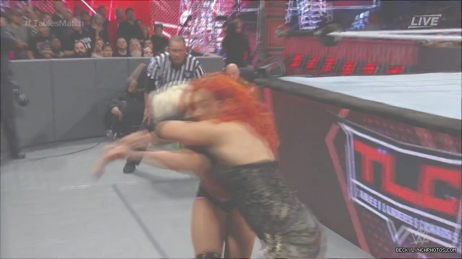 WWE_TLC_2016_PPV_720p_WEB_h264-HEEL_mp40226.jpg