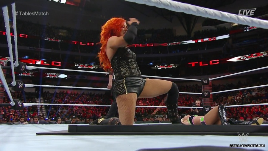 WWE_TLC_2016_PPV_720p_WEB_h264-HEEL_mp40924.jpg