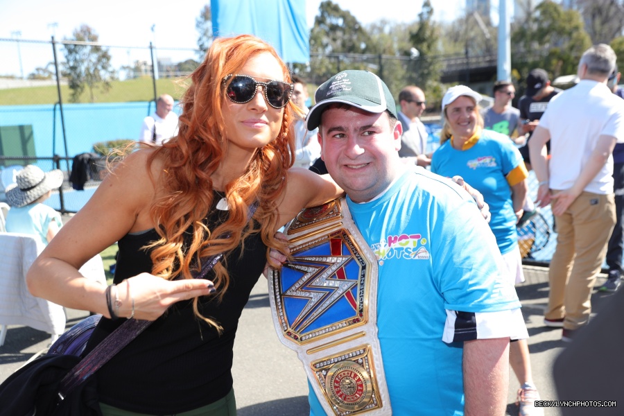becky-lynch-posing-with-fans_31736623538_o.jpg