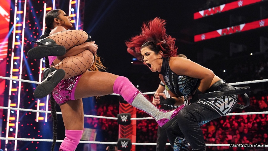 20230213_Raw_BiancaBayleyBecky--fd885a9e188df927af54b7bd72776011.jpg