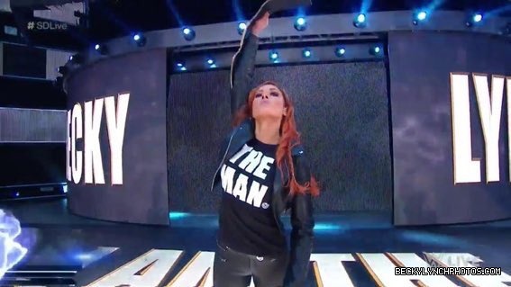 BeckyLynchWWE-1067619553579016192-20181127_212151-img1.jpg