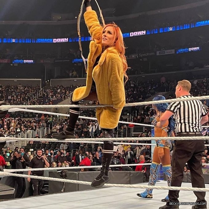 BeckyLynchWWE-1469539112545767424-20211210_232641-img1.jpg