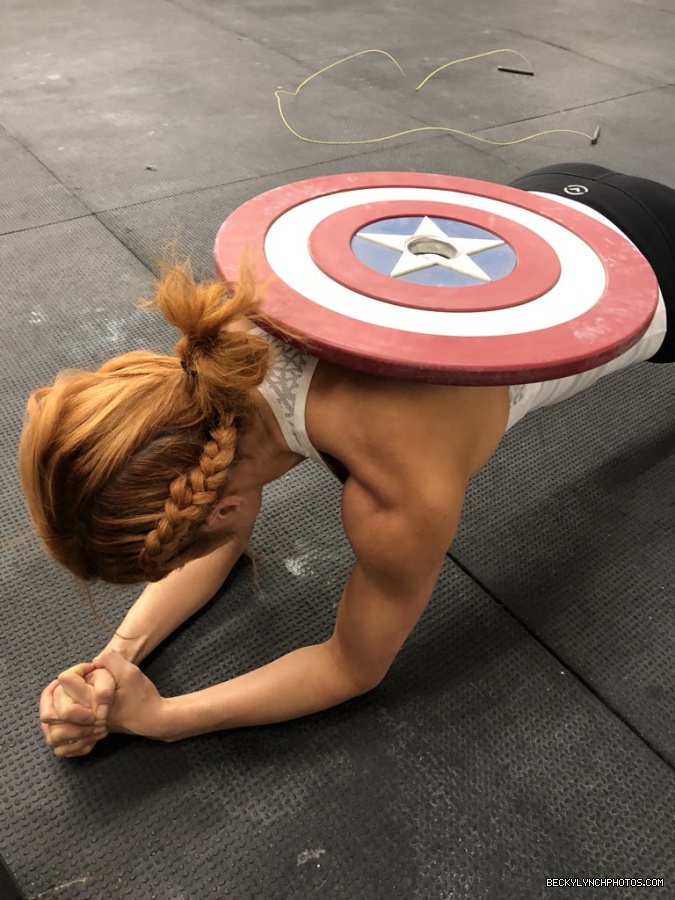 BeckyLynchWWE-0969040387401703424-20180228_204326-img1.jpg