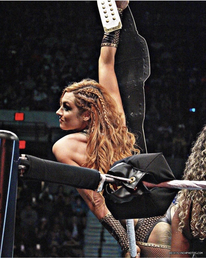 BeckyLynchWWE-1067549156007444480-20181127_164207-img1.jpg