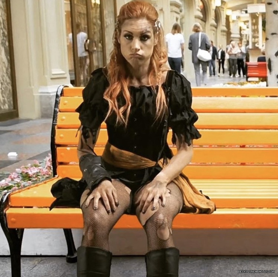 BeckyLynchWWE-1253067108306616320-20200422_160414-img1.jpg