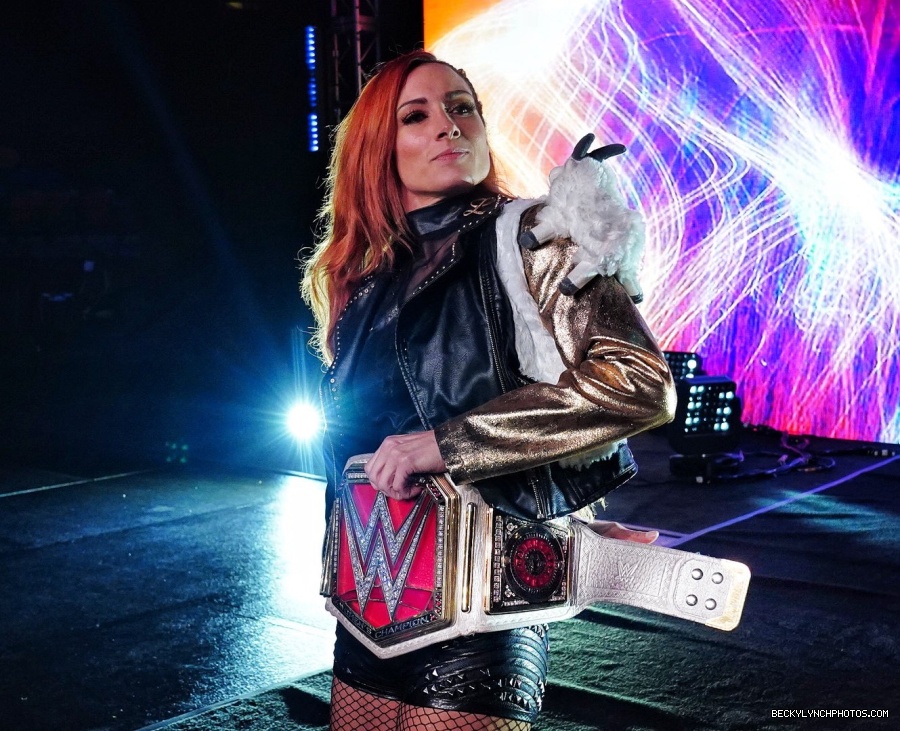 BeckyLynchWWE-1477829567419232266-20220102_203000-img1.jpg