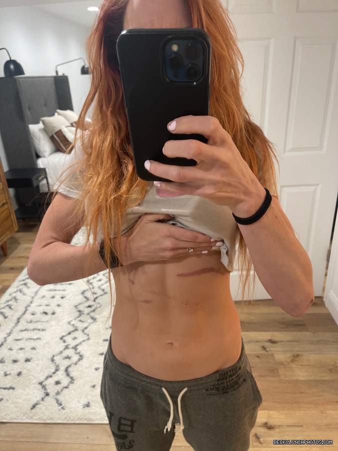 BeckyLynchWWE-1499901154473484294-20220304_181436-img2.jpg