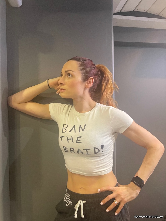BeckyLynchWWE-1499933193675460608-20220304_202155-img1.jpg
