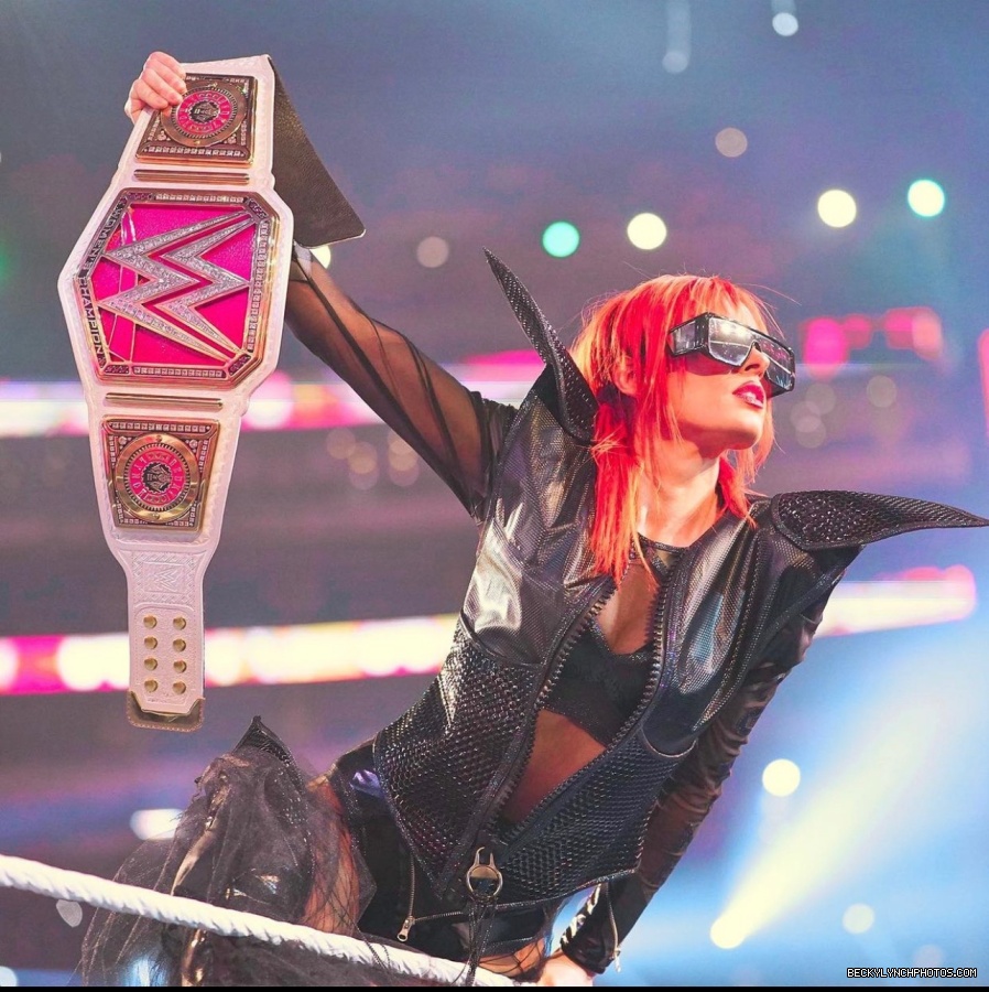 BeckyLynchWWE-1510837900769906694-20220403_233320-img1.jpg