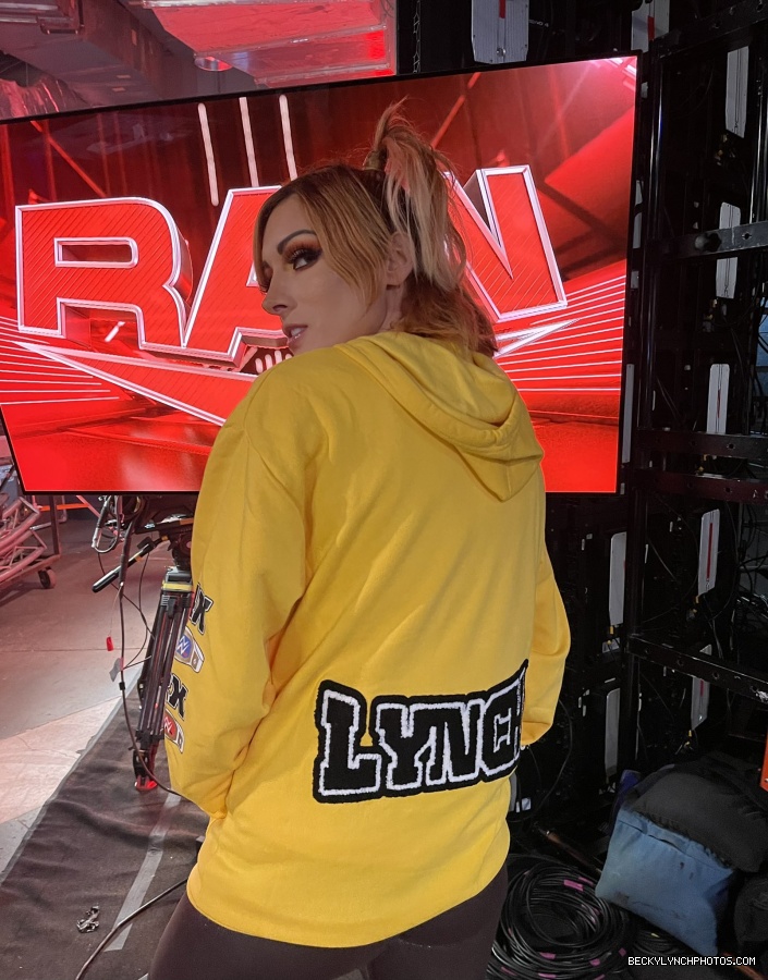 BeckyLynchWWE-1549503292962734084-20220719_161548-img1.jpg
