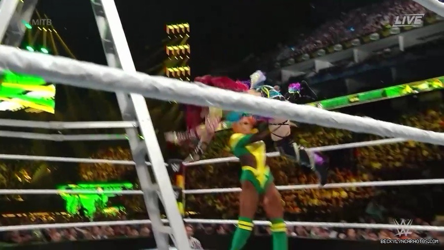 Womens_MITB_mp40421.jpg