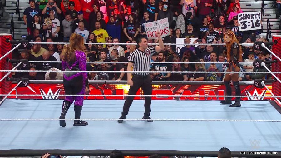 WWE_Raw_01_01_24_Becky_vs_Nia_mp40146.jpg