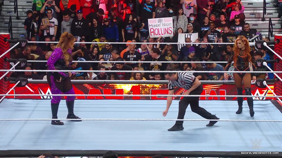 WWE_Raw_01_01_24_Becky_vs_Nia_mp40148.jpg