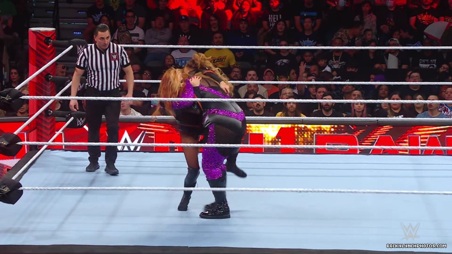 WWE_Raw_01_01_24_Becky_vs_Nia_mp40175.jpg