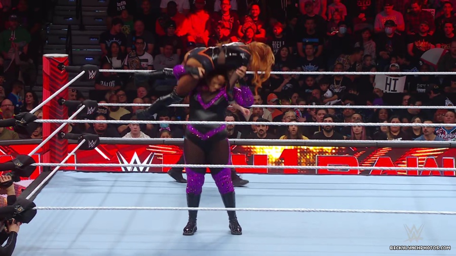 WWE_Raw_01_01_24_Becky_vs_Nia_mp40178.jpg