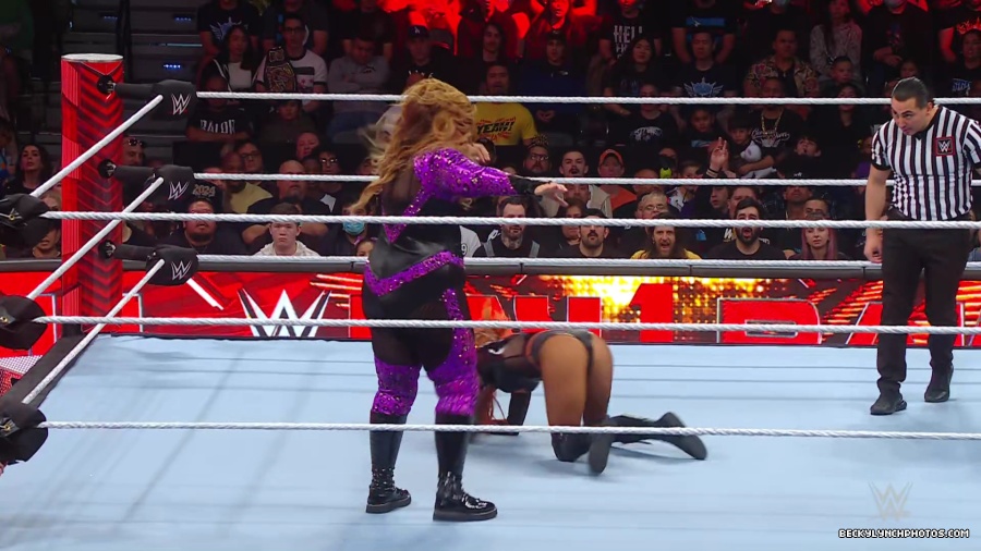 WWE_Raw_01_01_24_Becky_vs_Nia_mp40183.jpg