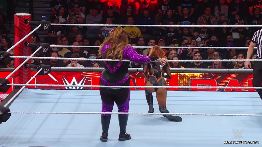 WWE_Raw_01_01_24_Becky_vs_Nia_mp40184.jpg