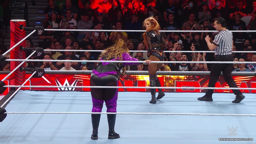 WWE_Raw_01_01_24_Becky_vs_Nia_mp40186.jpg
