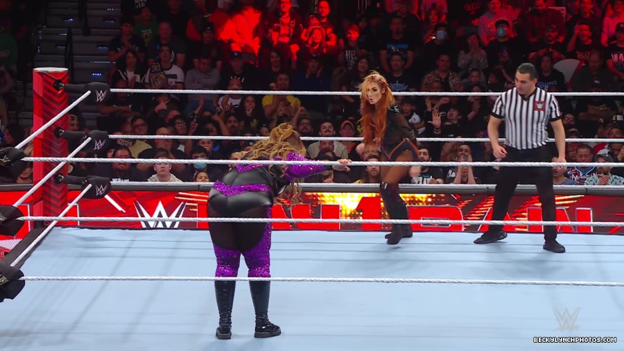 WWE_Raw_01_01_24_Becky_vs_Nia_mp40187.jpg