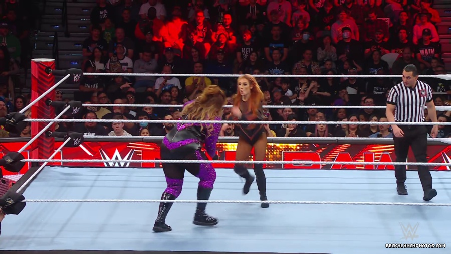 WWE_Raw_01_01_24_Becky_vs_Nia_mp40188.jpg