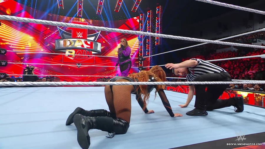 WWE_Raw_01_01_24_Becky_vs_Nia_mp40235.jpg