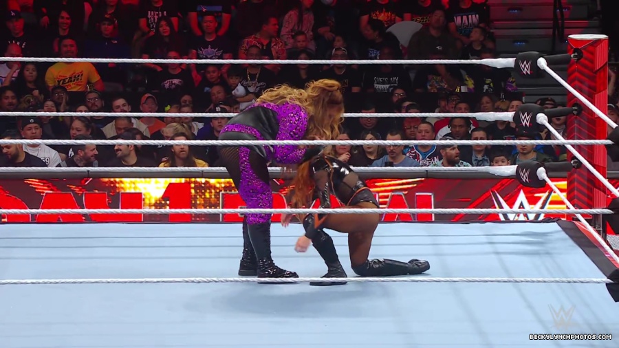 WWE_Raw_01_01_24_Becky_vs_Nia_mp40240.jpg