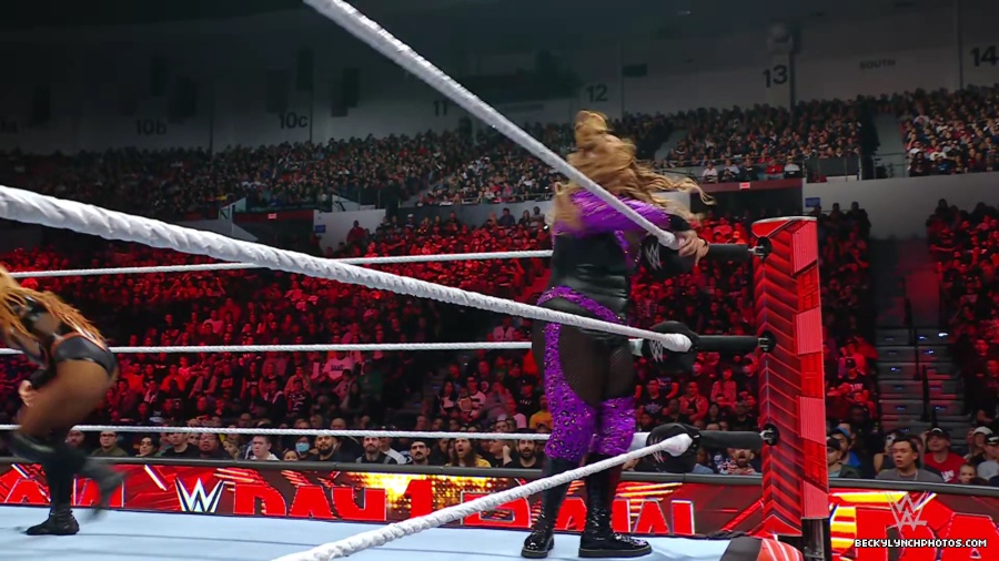 WWE_Raw_01_01_24_Becky_vs_Nia_mp40249.jpg