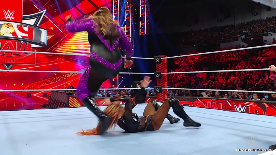 WWE_Raw_01_01_24_Becky_vs_Nia_mp40280.jpg
