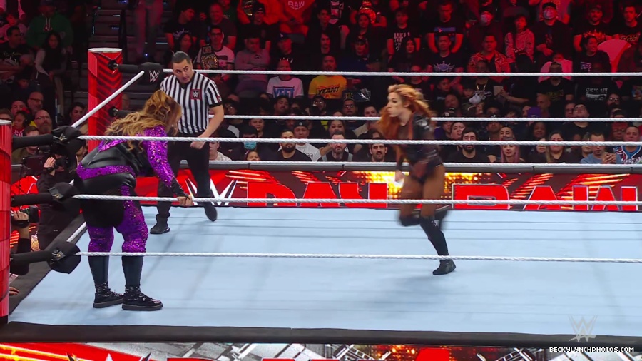 WWE_Raw_01_01_24_Becky_vs_Nia_mp40304.jpg