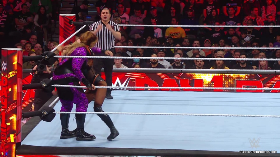 WWE_Raw_01_01_24_Becky_vs_Nia_mp40307.jpg