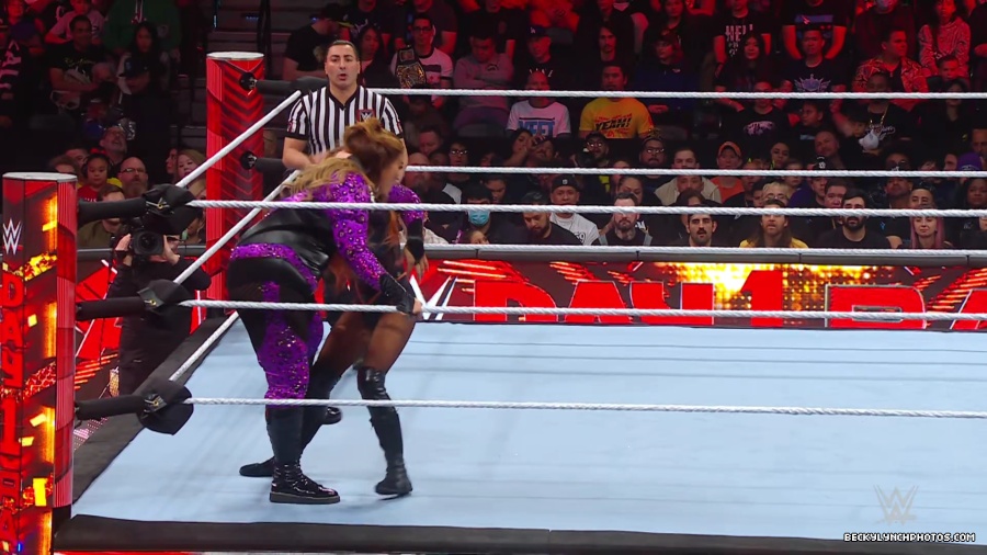 WWE_Raw_01_01_24_Becky_vs_Nia_mp40308.jpg