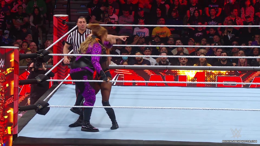 WWE_Raw_01_01_24_Becky_vs_Nia_mp40309.jpg