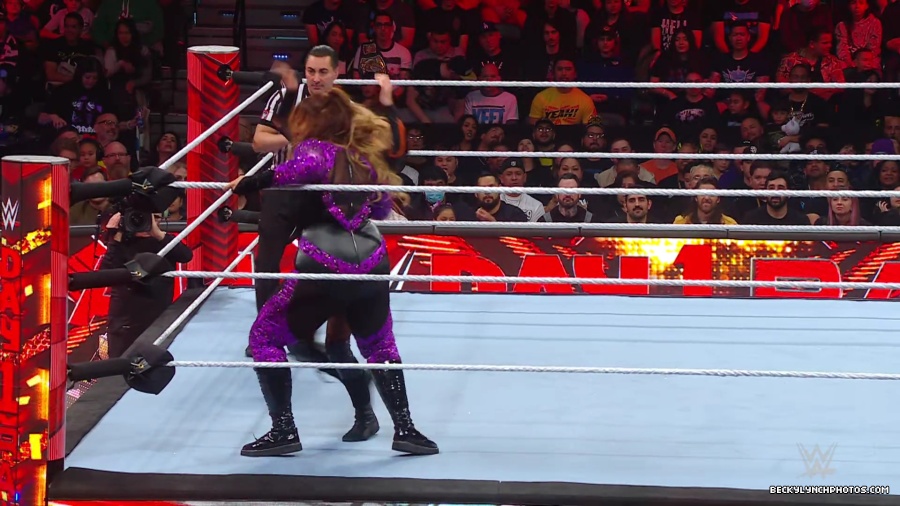 WWE_Raw_01_01_24_Becky_vs_Nia_mp40311.jpg