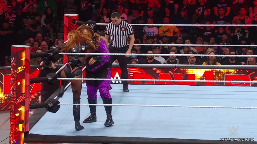 WWE_Raw_01_01_24_Becky_vs_Nia_mp40317.jpg