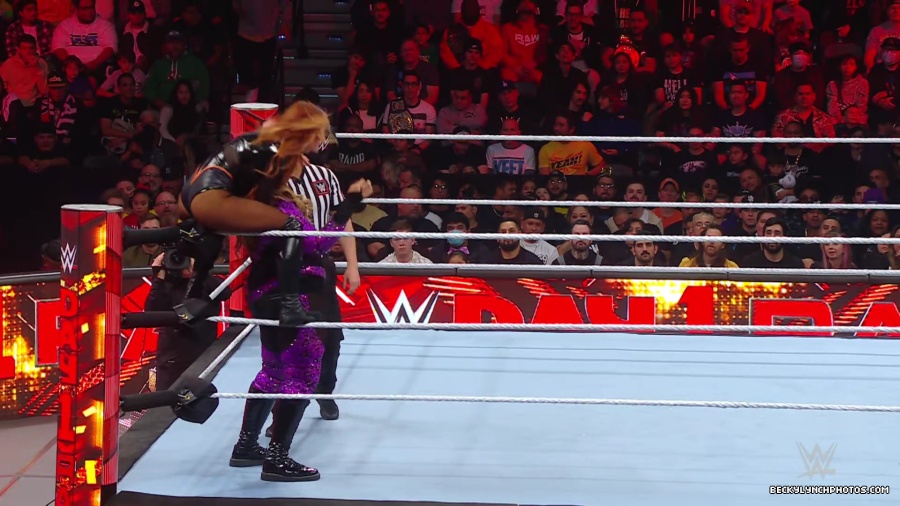 WWE_Raw_01_01_24_Becky_vs_Nia_mp40320.jpg
