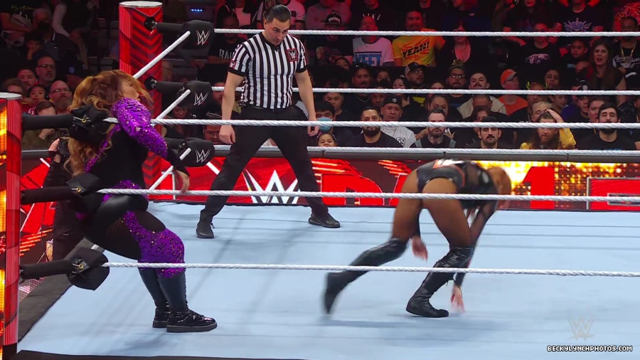 WWE_Raw_01_01_24_Becky_vs_Nia_mp40330.jpg