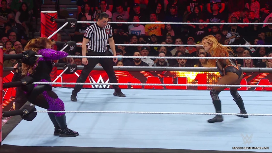 WWE_Raw_01_01_24_Becky_vs_Nia_mp40331.jpg