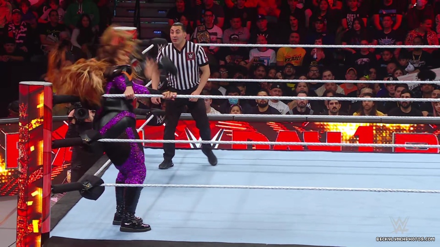 WWE_Raw_01_01_24_Becky_vs_Nia_mp40333.jpg